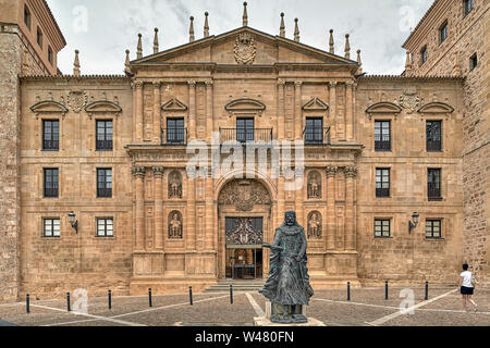 Skulptur von Sancho Garcia vor der San Salvador de Oña Komplex, Erbe Wahrzeichen der Provinz von Burgos, Castilla - Leon, Spanien, Europa Stockfoto