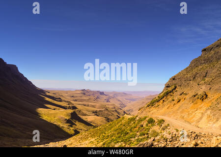 Grün in der Sani Pass unter blauem Himmel in der Nähe von Lesotho Südafrika Grenze in der Nähe von Kzn und Midlands meander Stockfoto