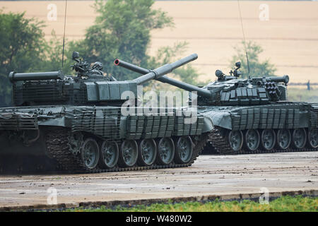 SAMBEK, ROSTOV REGION, Russland, 28. JUNI 2019: Internationale militärische technische Forum ARMEE-2019. Zwei T-72 Panzer, stehend mit gekreuzten Leitungen Stockfoto