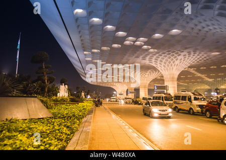 Außenbereich von Mumbai International Airport in der Nacht rief auch Chhatrapati Shivaji International Airport Stockfoto