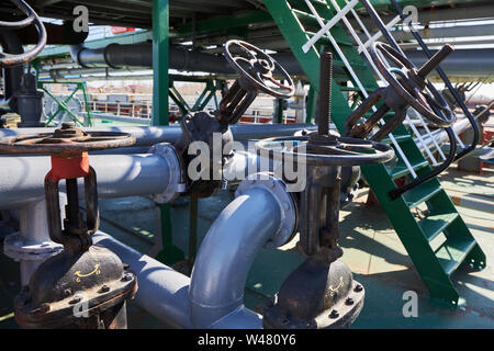 Schieber und Pipelines auf dem Deck eines Öltankers Stockfoto