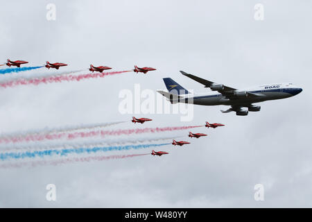 Das Royal International Air Tattoo, RAF Fairford, Gloucestershire, UK. 20. Juli 2019. Die roten Pfeile führen Sie eine spezielle Flypast mit einer Boeing 747-436, als Teil der British Airways 100-jähriges Bestehen. Es ist der Tag der jährlichen zeigen. Über 20 Nationen nehmen teil, mit 8 Stunden Flug zeigt heute. 200.000 Menschen werden erwartet, über die drei Tage zu besuchen. Die diesjährige Veranstaltung feiert 70 Jahre NATO. Stockfoto