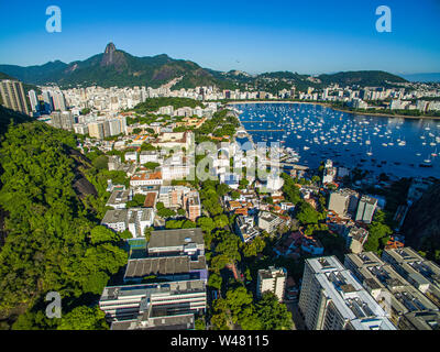 Wunderbare Städte der Welt. Stadt von Rio de Janeiro, Brasilien, im Hintergrund, Botafogo und Urca Nachbarschaft. Südamerika. Stockfoto