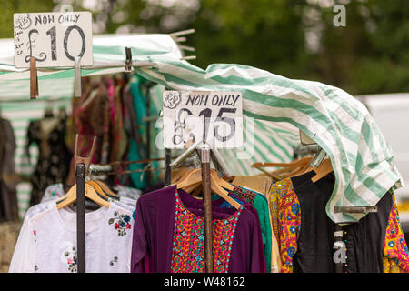 Die asiatische Frauen Kleidung für den Verkauf auf Regalen, bei einer Outdoor Event, Großbritannien Stockfoto