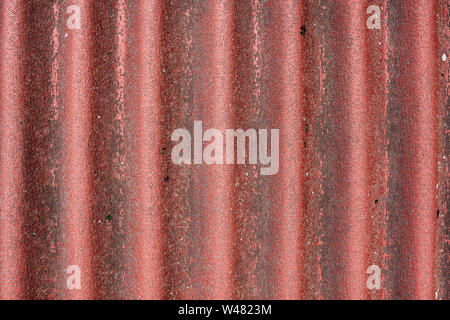 Rot leicht gewellte Bitumen Dach Hintergrund und Textur Stockfoto