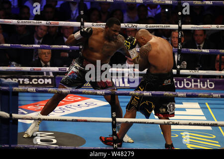 20. Juli 2019, die Arena 02, London, England; Heavyweight Boxing, WBC endgültige Eliminator, Whyte versus Rivas; Dillian Whyte mit einem Körper geschossen zu Oscar Rivas Stockfoto