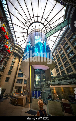 Das Radisson Blu Hotel in Berlin mit einem 25 m hohen Aquarium in einem Atrium Lobby, Stockfoto