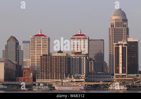 Louisville - ca. Juli 2019: Louisville Downtown bei Sonnenaufgang, einschließlich der Mercer, BB&T, Galt House, PNC und Fifth Third Bank Gebäude und waterfron Stockfoto