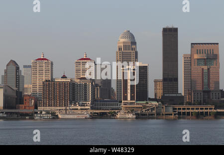 Louisville - ca. Juli 2019: Louisville Downtown bei Sonnenaufgang, einschließlich der Mercer, BB&T, Galt House, PNC und Humana Gebäude und Waterfront II. Stockfoto