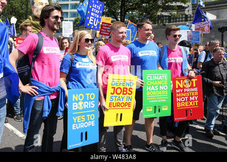 Pro EU-Demonstranten mit Plakaten, während der "Nein zu Boris. Ja zu Europa" März in Central London. Stockfoto