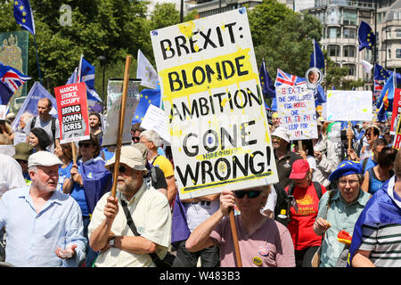 Pro EU-Demonstranten halten Plakate hoch, während der "Nein zu Boris. Ja zu Europa" März in Central London. Stockfoto