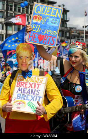 Ein Pro EU-Demonstrator gesehen, angesichts der konservativen Parteiführung Kämpfer Boris Johnson's Maske, während Sie eine Plakette, die während der "Nein zu Boris. Ja zu Europa" März in Central London. Stockfoto