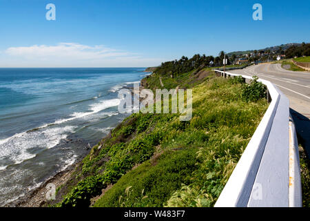 Blick auf das Meer entlang Bluff-Top Highway! Zu Fuß von Pt Fermin Park auf W. Paseo Del Mar, Richtung steile Treppe zum Strand hinunter und Tide Pools. Stockfoto