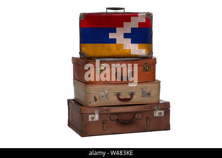 Arzach Travel Concept. Gruppe von Vintage Koffer auf weißem Hintergrund Stockfoto