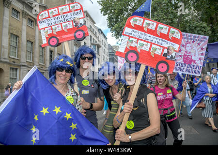 Tausende von Demonstranten auf die Straße, im Zentrum von London mit dem Slogan 'Nein zu Boris, Ja zu Europa" in einem Marsch gegen Brexit und Konservative Parteiführung hoffnungsvoll Boris Johnson. Tierschützer fordern Herrn Johnson auf der Brexit Chaos" oben. Quelle: Matrix/MediaPunch ** NUR USA *** Stockfoto