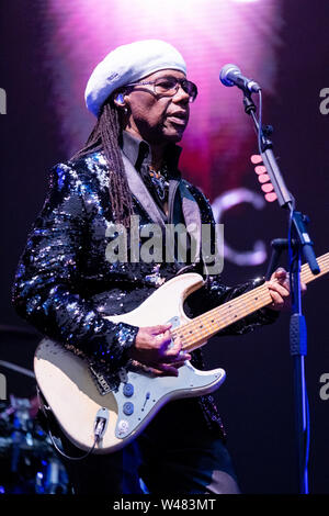 Liverpool, Großbritannien. Juli 20, 2019. Drei Grammy Award Gewinner, Nile Rodgers & Chic, vor einem Ausverkauften im Liverpool International Music Festival (LIMF) in Sefton Park in Liverpool, North West England am Samstag, 20. Juli 2019. Quelle: Christopher Middleton/Alamy leben Nachrichten Stockfoto