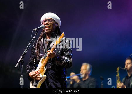 Liverpool, Großbritannien. Juli 20, 2019. Drei Grammy Award Gewinner, Nile Rodgers & Chic, vor einem Ausverkauften im Liverpool International Music Festival (LIMF) in Sefton Park in Liverpool, North West England am Samstag, 20. Juli 2019. Quelle: Christopher Middleton/Alamy leben Nachrichten Stockfoto