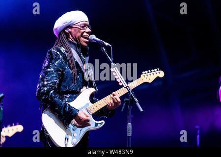 Liverpool, Großbritannien. Juli 20, 2019. Drei Grammy Award Gewinner, Nile Rodgers & Chic, vor einem Ausverkauften im Liverpool International Music Festival (LIMF) in Sefton Park in Liverpool, North West England am Samstag, 20. Juli 2019. Quelle: Christopher Middleton/Alamy leben Nachrichten Stockfoto
