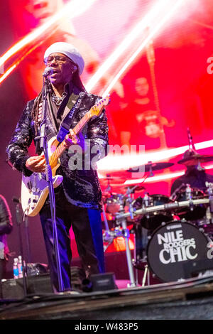Liverpool, Großbritannien. Juli 20, 2019. Drei Grammy Award Gewinner, Nile Rodgers & Chic, vor einem Ausverkauften im Liverpool International Music Festival (LIMF) in Sefton Park in Liverpool, North West England am Samstag, 20. Juli 2019. Quelle: Christopher Middleton/Alamy leben Nachrichten Stockfoto