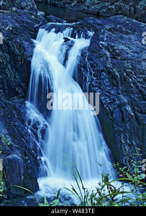 Crystal Kaskaden Wasserfall in LE auf Süßwasser Creek auf Lamm Reichweite in der Rückseite der Redlynch Tal, Cairns, Far North Queensland, Australien erfasst Stockfoto