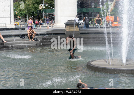 New York, NY - 20. Juli 2019: die New Yorker Abkühlen in Washington Square Brunnen als extreme Hitzewelle Hit und erreichte Temperatur 105 Grad Fahrenheit (40 Grad Celsius) Stockfoto