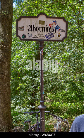 Ein altes Schild im Tiergarten, Berlins beliebtesten innerstädtischen Park, vollständig im Bezirk des gleichen Namens befindet Stockfoto