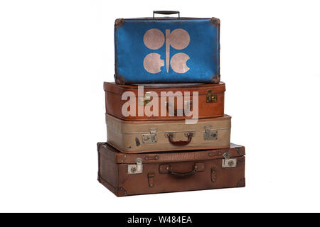 OPEC-Travel Concept. Gruppe von Vintage Koffer auf weißem Hintergrund Stockfoto