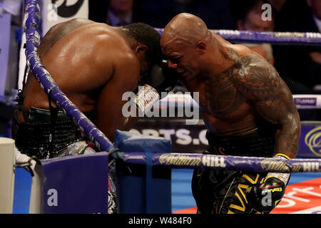 20. Juli 2019, die Arena 02, London, England; Heavyweight Boxing, WBC endgültige Eliminator, Whyte versus Rivas; Dillian Whyte ist auf den Seilen von Oscar Rivas verstiftet Stockfoto