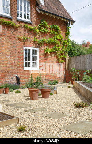 Bauerngarten mit Kiesweg Stockfoto, Bild: 6280702 - Alamy