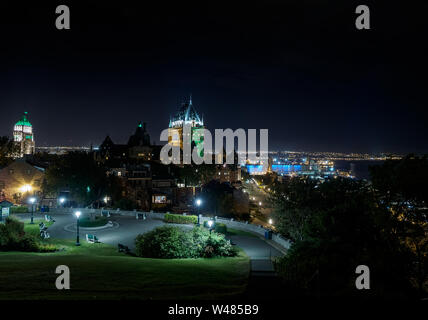 Quebec City Skyline mit Chateau Frontenac in der Nacht als vom Hügel im Sommer gesehen. Quebec, Kanada. Ein Wide-angle Shot Stockfoto