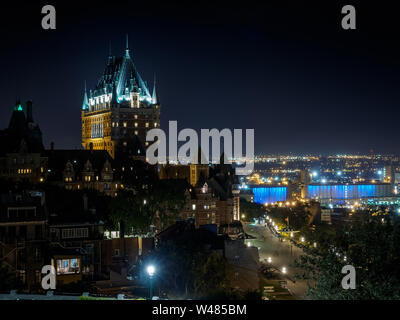 Quebec City Skyline mit Chateau Frontenac in der Nacht als vom Hügel im Sommer gesehen. Quebec, Kanada Stockfoto