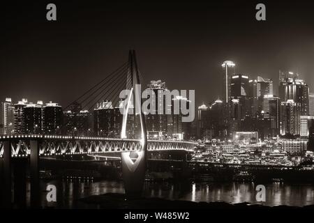 Qiansimen Brücke mit Hongyadong Shopping Complex und Stadt städtische Architektur bei Nacht in Chongqing, China. Stockfoto