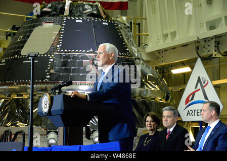 Kennedy Space Center. Florida. USA. Juli 20, 2019. Vice President Mike Pence besucht und gab Erläuterungen in der Neil Armstrong und Kasse Gebäude des NASA Kennedy Space Center in Florida am Samstag, den 50. Jahrestag der Unterzeichnung der Agentur Apollo 11 Mondlandung zu gedenken und nach Amerika die Fertigstellung der NASA Orion crew capsule Artemis Lunar Mission bekannt zu geben. Kredit Julian Porree/Alamy leben Nachrichten Stockfoto