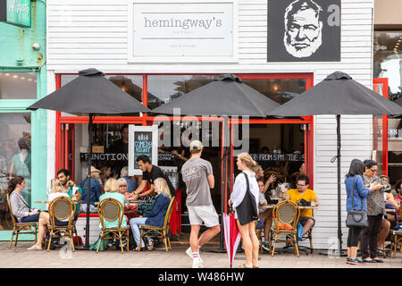 Freunde und Familie genießen Frühstück und Unterhaltung im hemingways Café in Manly Beach Vorort von Sydney, Australien im Herbst 2019 Stockfoto