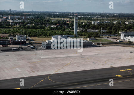 Berlin, Deutschland. 28 Juni, 2019. Die Regierung Terminal am Rand des Flughafens Schönefeld verlassen. Credit: Paul Zinken/dpa/Alamy leben Nachrichten Stockfoto