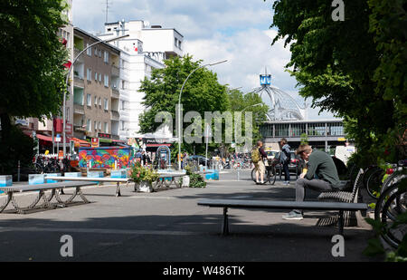 Berlin, Deutschland. 21 Mai, 2019. Ein Mann sitzt auf einer Bank in der so genannten Sitzung Zone, nicht weit vom Nollendorfplatz. Credit: Paul Zinken/dpa/Alamy leben Nachrichten Stockfoto