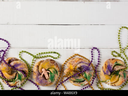 Mardi Gras König Kuchen und Dekoration Stockfoto