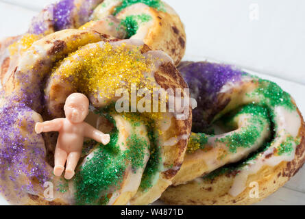 Mardi Gras König Kuchen und Dekoration Stockfoto