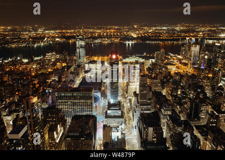 New York City West 34th Street urban Stadtbild Seitenansicht in der Nacht. Stockfoto