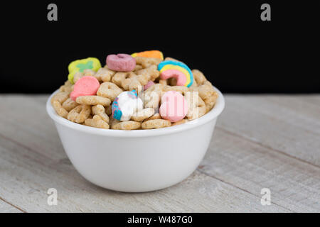 Marshmallow Getreide in einer weißen Schüssel Stockfoto