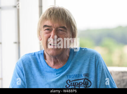 Hungen, Deutschland. 01. Juli, 2019. Bernd Ulrich aus Gesprächen der beliebten Schlager duo 'Die Amigos" über ihn und seine Frau Heike in einem Interview im Garten. Credit: Silas Stein/dpa/Alamy leben Nachrichten Stockfoto