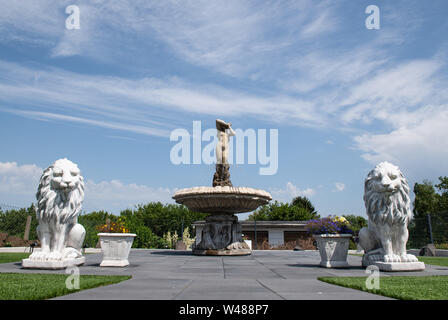 Hungen, Deutschland. 01. Juli, 2019. Ein Brunnen und Lion Statuen stehen im Garten von Bernd Ulrich von der beliebten Schlager duo 'Die Amigos". Credit: Silas Stein/dpa/Alamy leben Nachrichten Stockfoto