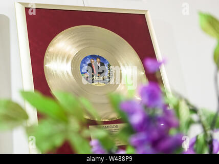 Hungen, Deutschland. 01. Juli, 2019. Ein goldener Tonträger hängt im Haus von Bernd Ulrich, Sänger der populären Schlager duo 'Die Amigos". Credit: Silas Stein/dpa/Alamy leben Nachrichten Stockfoto