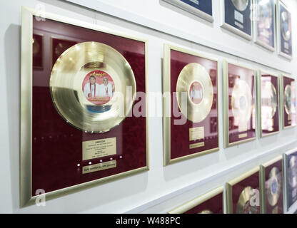 Hungen, Deutschland. 01. Juli, 2019. Die goldenen und silbernen Tonträger hängen in das Haus von Bernd Ulrich, Sänger der populären Schlager duo 'Die Amigos". Credit: Silas Stein/dpa/Alamy leben Nachrichten Stockfoto