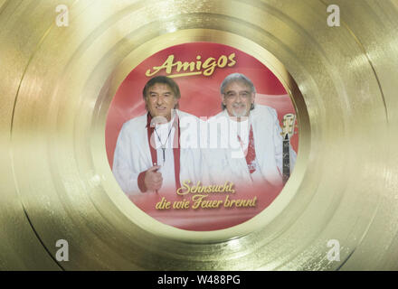 Hungen, Deutschland. 01. Juli, 2019. Ein goldener Tonträger hängt im Haus von Bernd Ulrich, Sänger der populären Schlager duo 'Die Amigos". Credit: Silas Stein/dpa/Alamy leben Nachrichten Stockfoto