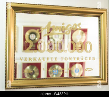 Hungen, Deutschland. 01. Juli, 2019. Golden Tonträger sind in das Haus von Bernd Ulrich wider, Sänger der beliebte Pop Duo 'Die Amigos" in einem Spiegel mit der Inschrift "Amigos 2.000.000 verkaufte Tonträger". Credit: Silas Stein/dpa/Alamy leben Nachrichten Stockfoto