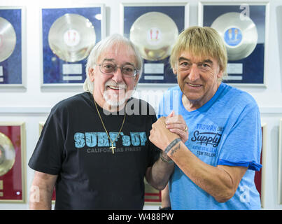 Hungen, Deutschland. 01. Juli, 2019. Karl-Heinz Ulrich (l) und sein Bruder Bernd lächeln in die Kamera des Fotografen in Bernd's Haus vor Silber und Gold Tonträgern. Credit: Silas Stein/dpa/Alamy leben Nachrichten Stockfoto