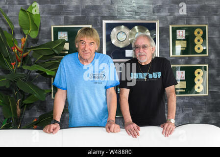 Hungen, Deutschland. 01. Juli, 2019. Bernd Ulrich (l) und sein Bruder Karl-Heinz lächeln in die Kamera des Fotografen in Bernd's House. Credit: Silas Stein/dpa/Alamy leben Nachrichten Stockfoto