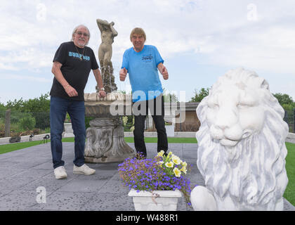 Hungen, Deutschland. 01. Juli, 2019. Karl-Heinz Ulrich (l) und sein Bruder Bernd lächeln in die Kamera des Fotografen in Bernd's Garten. Credit: Silas Stein/dpa/Alamy leben Nachrichten Stockfoto