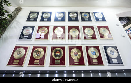 Hungen, Deutschland. 01. Juli, 2019. Die goldenen und silbernen Tonträger hängen in das Haus von Bernd Ulrich, Sänger der populären Schlager duo 'Die Amigos". Credit: Silas Stein/dpa/Alamy leben Nachrichten Stockfoto